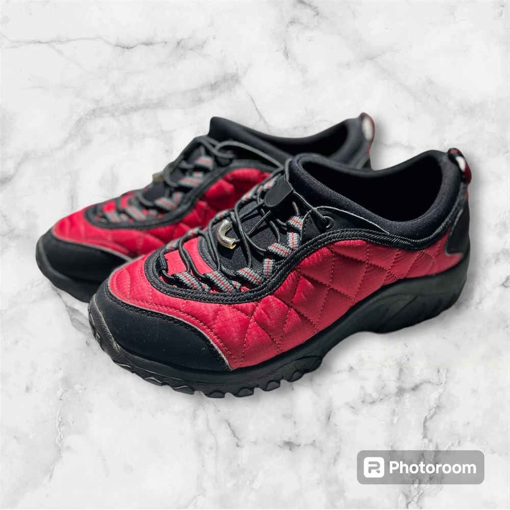Merrell ice cap moc red size 6 kids or 7 women.